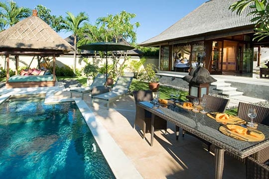 Outdoor Dining Pool