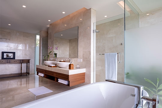 006 Villa Kailasha   master bathroom with tub