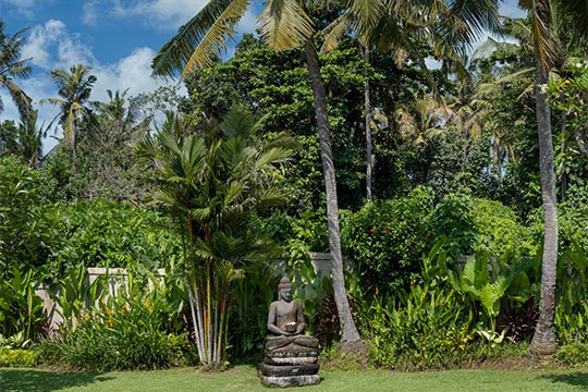 054 Villa Kailasha   statue by the garden